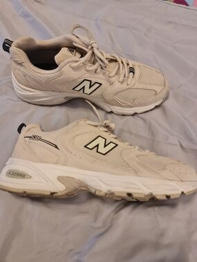WOMENS 8 NEW BALANCE LIGHT WEIGHT SNEAKER